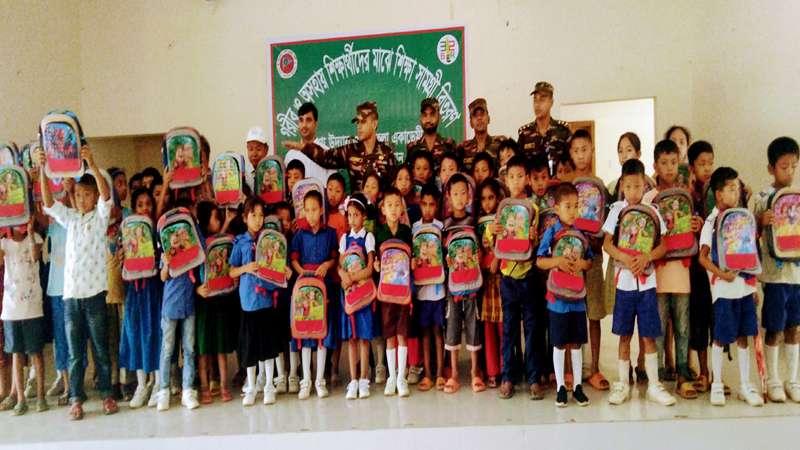 বিলাইছড়িতে সেনা জোন কর্তৃক অসহায় শিক্ষার্থীদের মাঝে শিক্ষা সামগ্রী বিতরণ  | রাঙামাটি | Rangamati | Chttoday